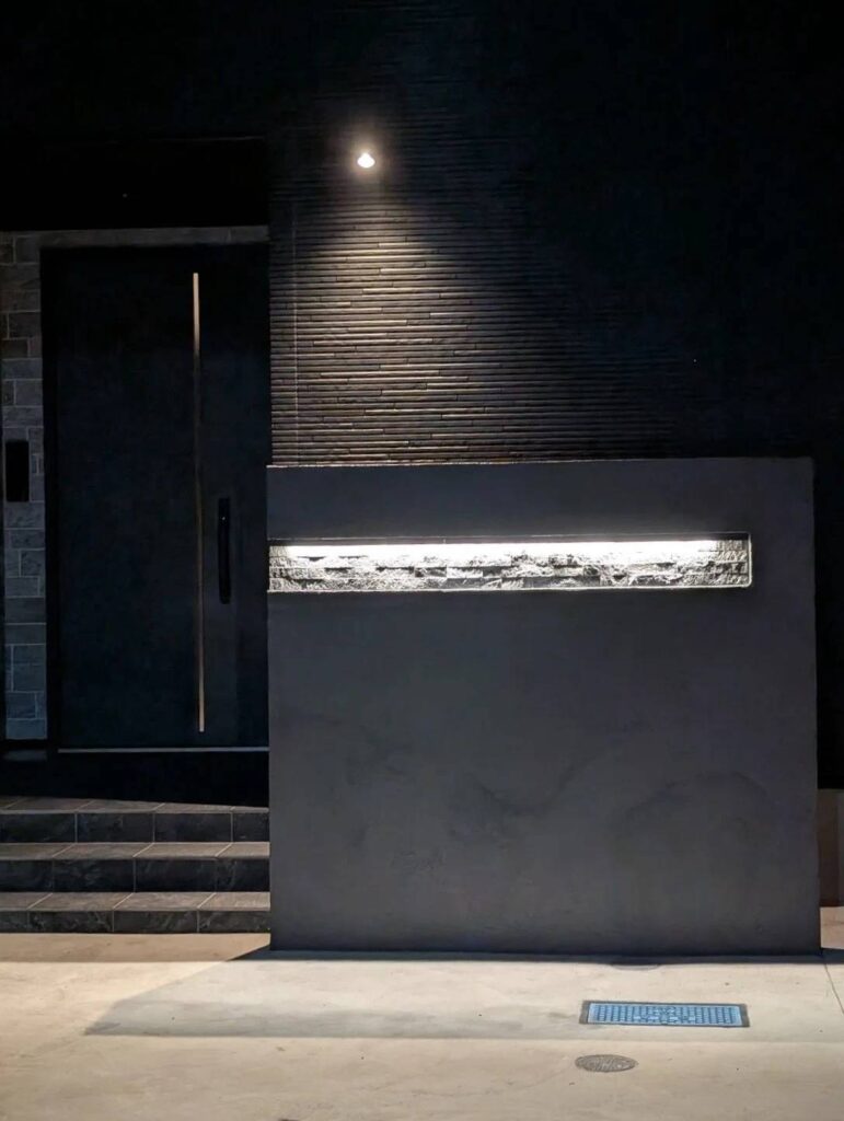 ライトアップ　目隠し　玄関　ライトアップ