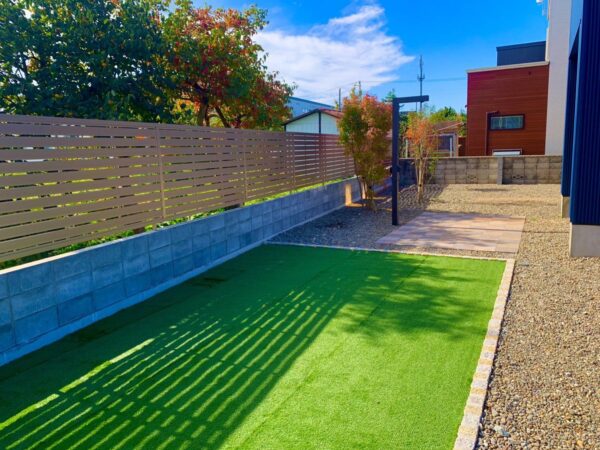 エクステリア　中庭　おしゃれな　フェンス